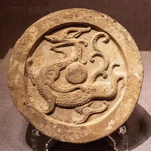 瓦当上分别模印青龙,白虎,朱雀,玄武"四神"图案,分别代表天上东,西,南