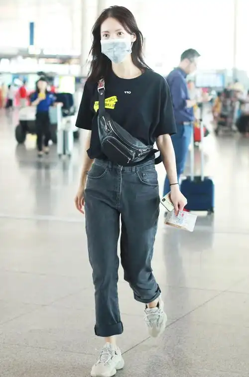 黑色t恤搭配牛仔裤的其他造型