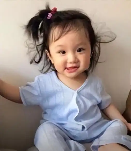 林心如晒度假照,忘记换尿布都被记着呢,小海豚太可爱了