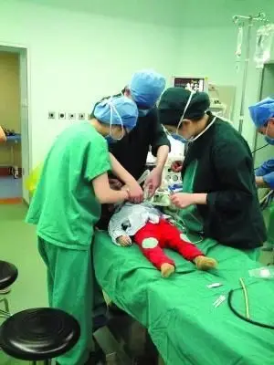 眼睛上长鸡蛋 重庆3岁女童来京手术