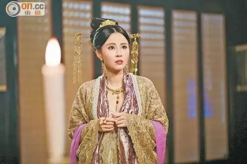 傅颖性感挤胸扮王后 坦言头饰重致颈肩痛