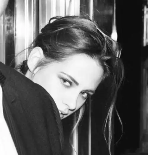 暮光女克里斯汀·斯图尔特现身街头,头发凌乱不羁难掩帅气