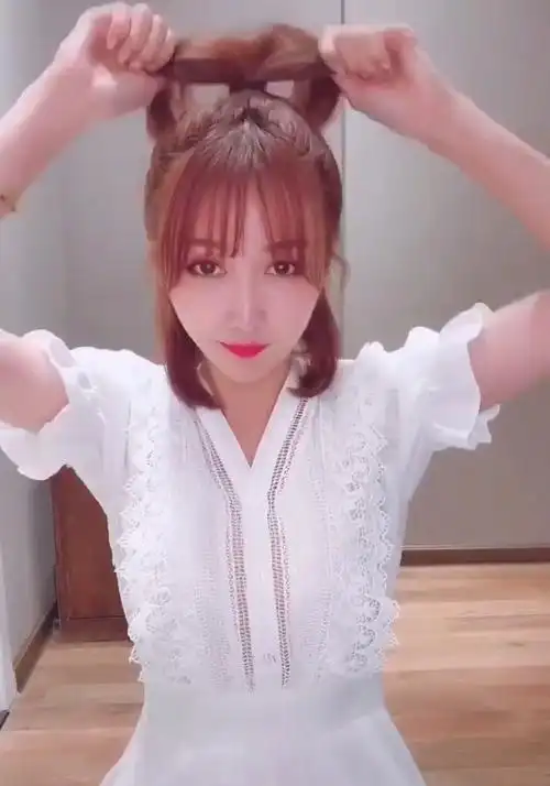 短发高马尾发型