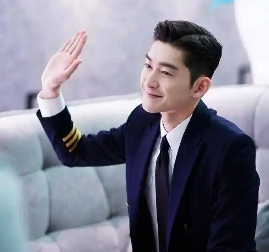 原创35岁张翰再演偶像男主,剧照霸气出新高度,女主人选很满意