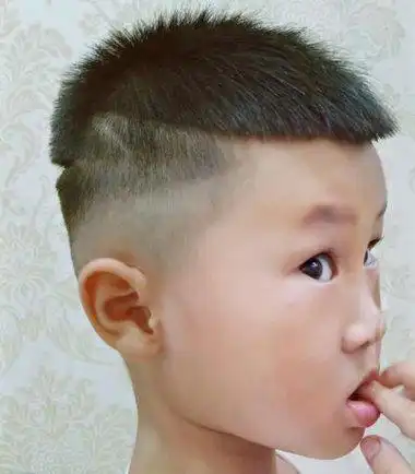 小男孩剪平头教程还是技术重要 男童平头怎么帅就怎么剪(2)_发型师姐