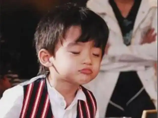 张柏芝全家游泰国13岁小q留长发大变样不像妈妈太像谢霆锋