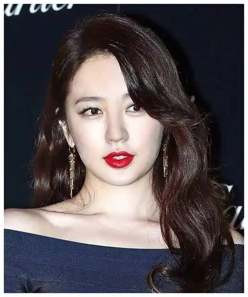 尹恩惠否认与金钟国恋爱,二人恋爱故事相似,网友:没有可信度_视频