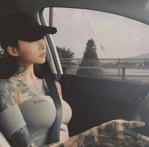 全身上下遍布的纹身,或许是 lina ahn 作为纹身师身份最好的名片