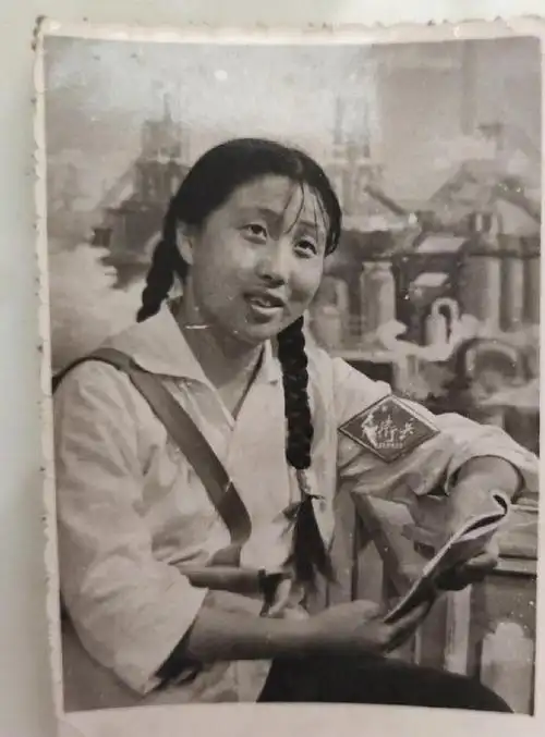 老照片:上世纪七十年代青春美女照,穿着朴素,但是纯真漂亮