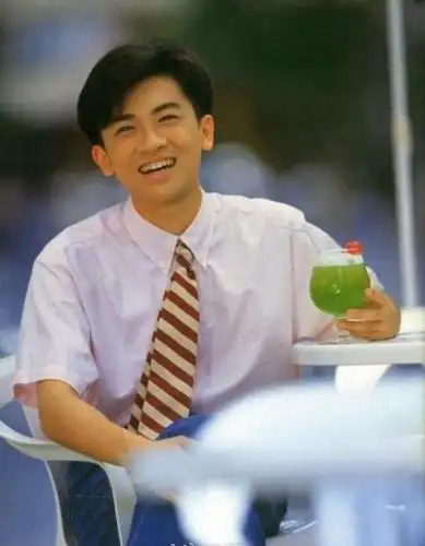 小虎队的成员苏有朋,年轻的时候也是清秀的小帅哥一个,笑起来的时候很