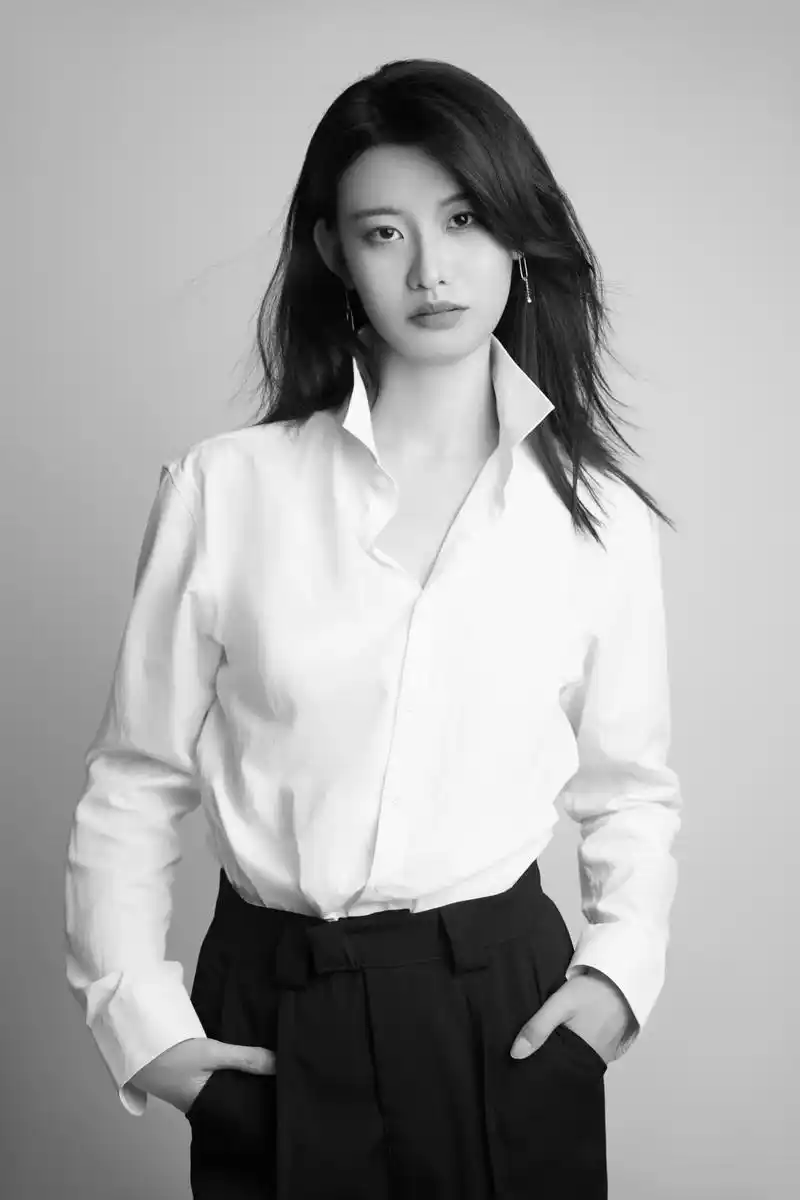 气场全开,高级时尚的白衬衫肖像|黑白写真.风格:高级,黑白, - 抖音