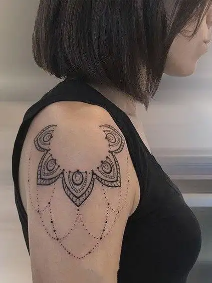 女生肩头的超性感纹身图案3