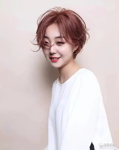 一款适合自己的短发烫发发型秋冬剪短发烫发更好看.