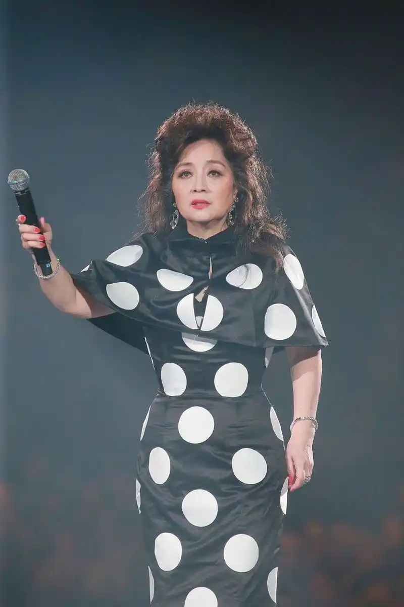 年轻歌手假唱是可耻,徐小凤假唱就是情怀就是敬业,就是这么大年纪了能