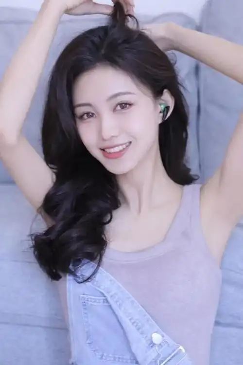 背带牛仔裤的可爱女生一双迷人的眼睛让人魂牵梦绕