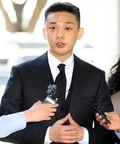 刘亚仁出席第五次公审身着黑色西装帅气有型