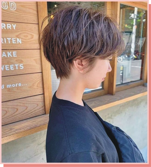 烫型不烫卷是流行短发烫发的技术核心,短波波烫发的重点是发梢的c卷