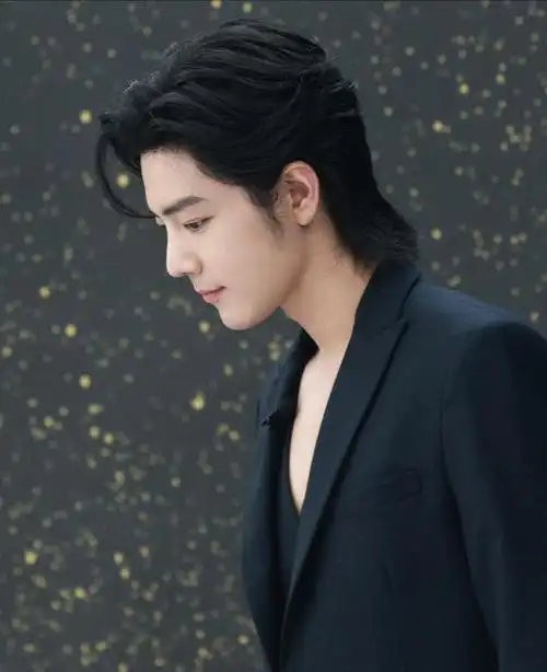 肖战罕见穿低领口深v,黑西装搭配长发太靓,回顾直播经历