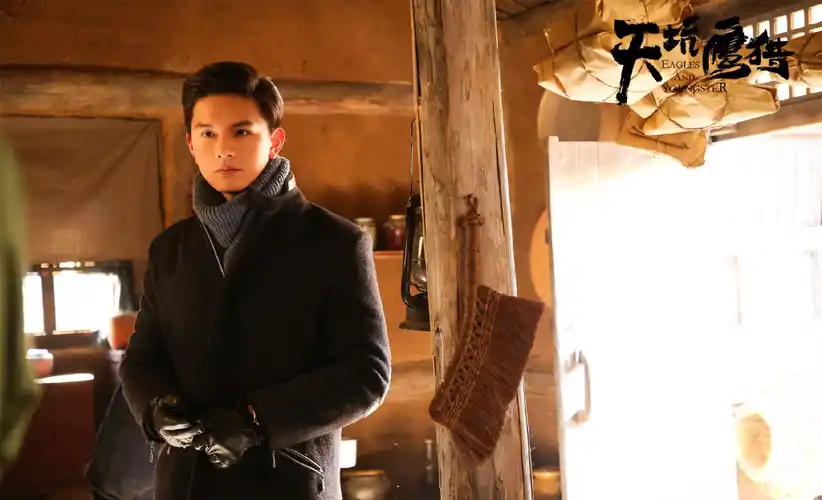 杨烨在天坑鹰猎中有一个性格特点和剧外的王俊凯是一样的