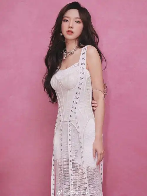 程潇卷发白裙魅力在线