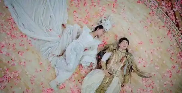 杨紫跟邓伦主演的那部《香蜜沉沉烬如霜》给人留下了非常深刻的印象