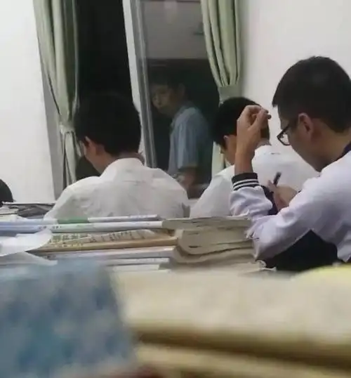 趣谈| 还敢上课玩手机?快来看看这些老师的眼神!