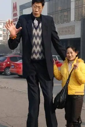 虽然张俊才天生异于常人,这让他在篮球方面有得天独厚的优势,但是因为