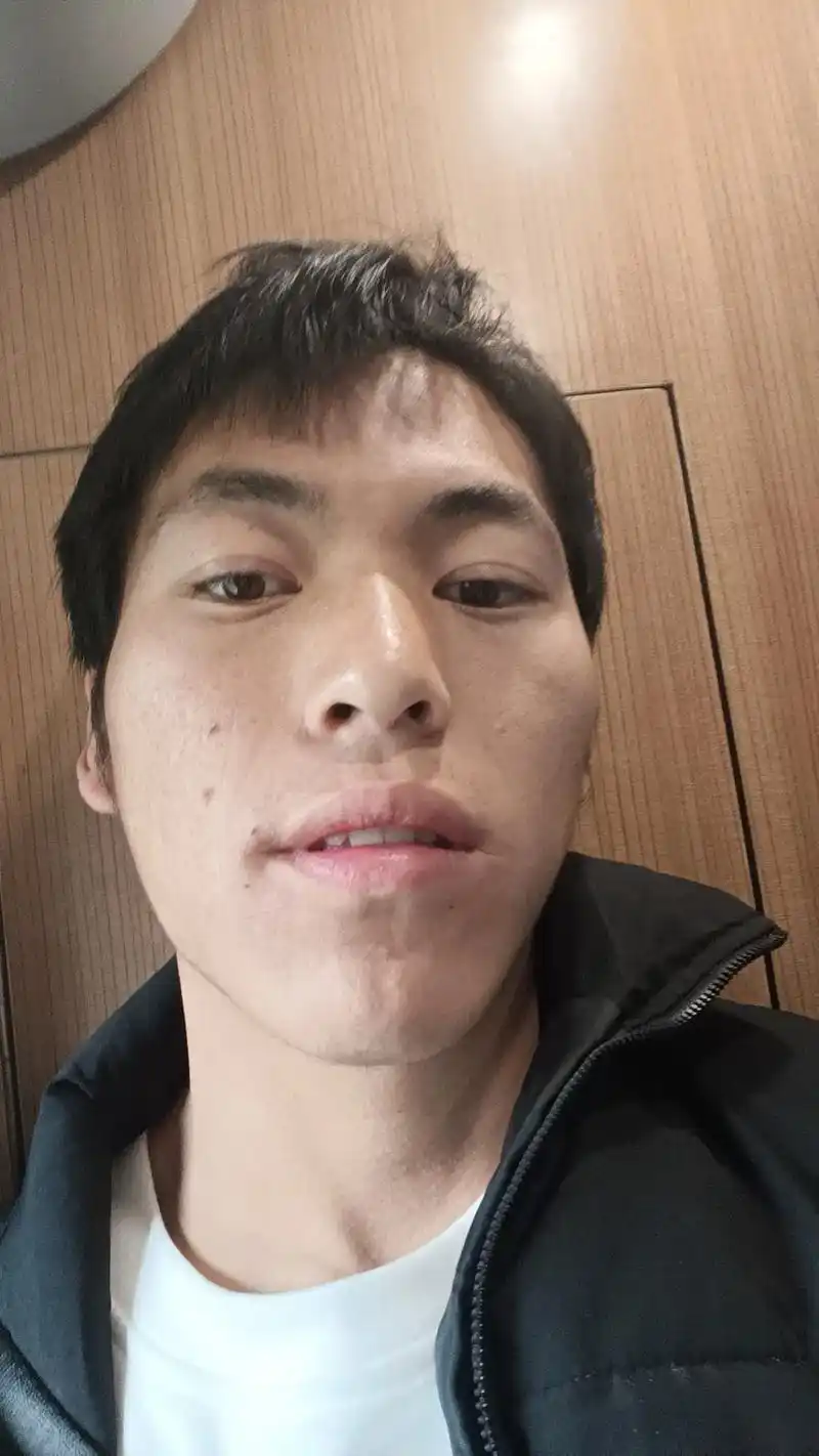 丑照大更新#随意拍 #平平无奇 #原相机 #阳光男孩 #自拍 - 抖音