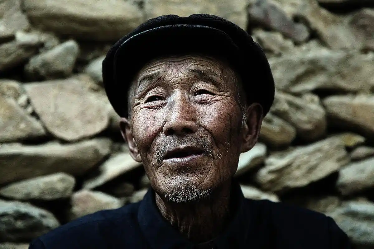 故事:男子将80岁老父亲赶出家门,导致老人饿死村口,报应来了