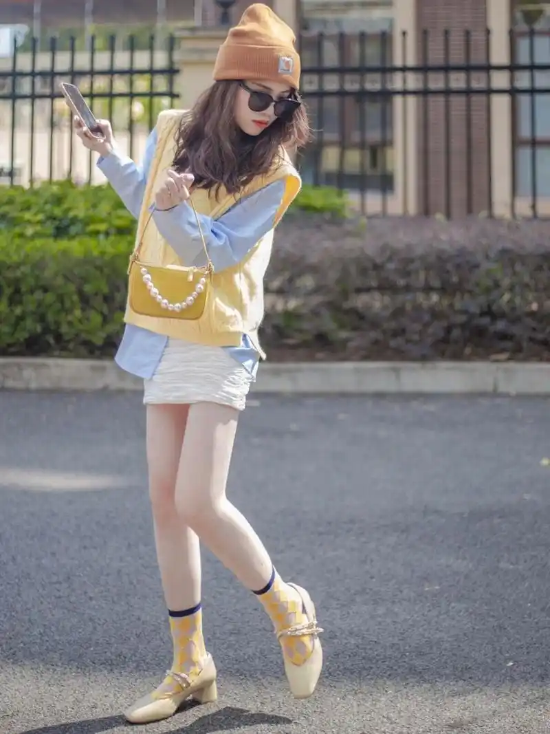 韩系穿搭春日黄蓝撞色 今天的配色思路主要以  蓝 黄 棕为主 黄色毛衣