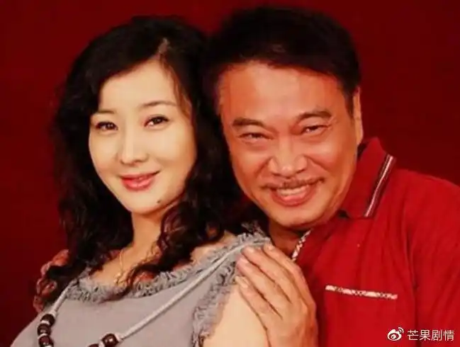 但是现实情况并非如此,吴孟达生前有过3段婚姻,娶过3个老婆,共育有4个