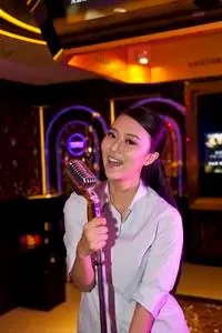 年轻女人在ktv唱歌照片