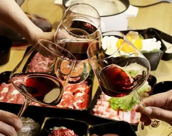 红酒要倒在醒酒器里醒一下,然后再喝,但是有些人在去饭店喝红酒时