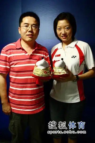 在这样一个特殊的日子里,著名乒乓球运动员李佳薇与央视记者李武军