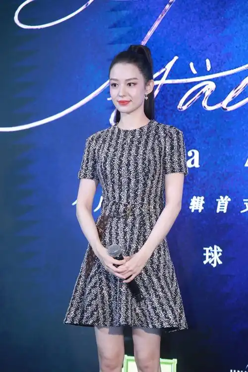 吉娜个人首专首发单曲 与郎朗四手联弹甜蜜恩爱