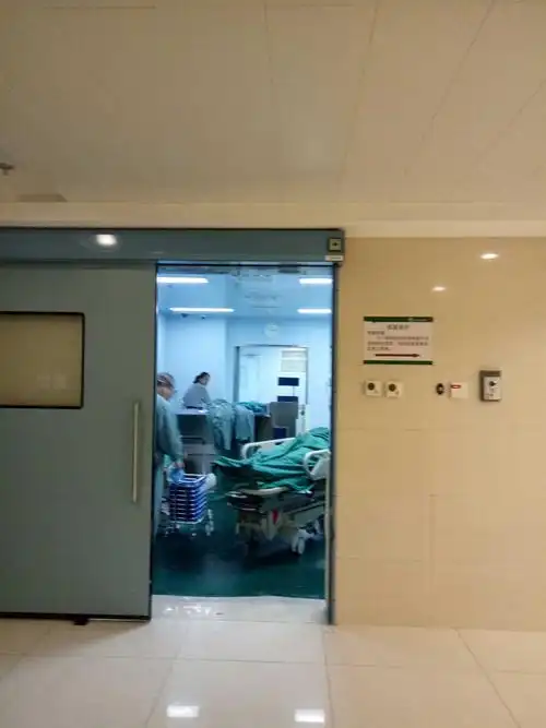 2:40工作人员接贝贝进了手术室,我们只能乘坐探视电梯快速赶往三楼