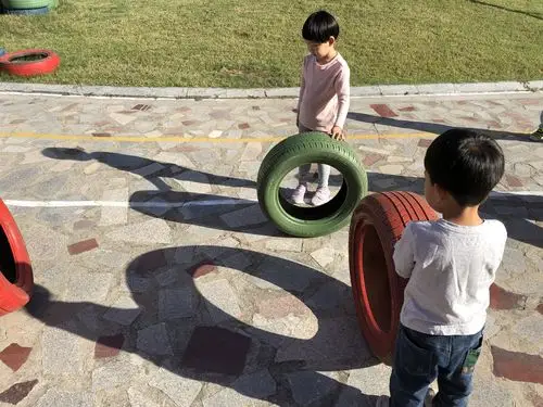 依然在阳光下,转了转轮胎,甜甜圈影子不见了."这个影子不一样了.