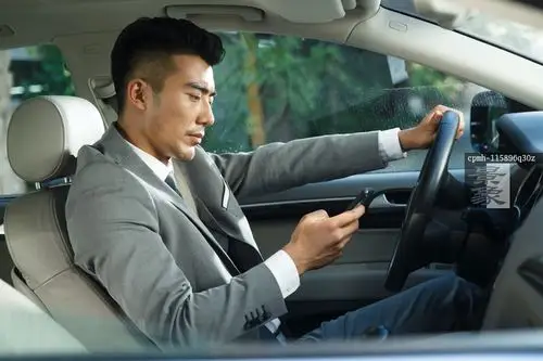 图片标题:     青年男人开车看手机 图片编号:     cpmh-115896q30z