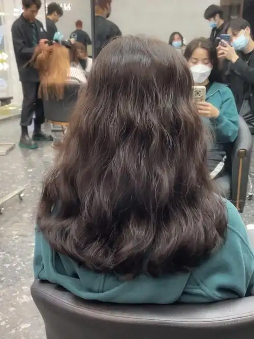 中长发烫发,法式慵懒卷,蓬松自然显发量发型