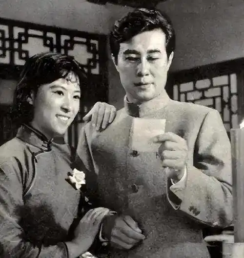 "一代男神"王心刚:高龄92岁,与病妻白头偕老,儿女傍膝很幸福