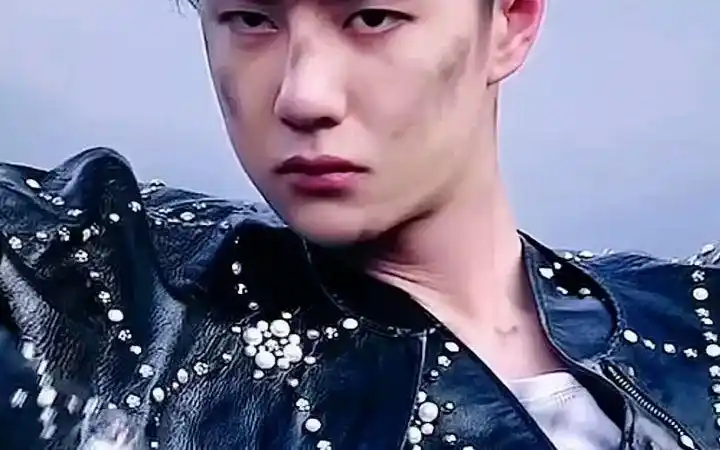 眼神杀 #王一博 #痞帅 #行走荷尔蒙 #禁欲系 #帅爆了 #王一博锋墟