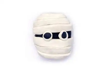 丑陋的蜘蛛在白色背景上玩面团木乃伊万圣节照片