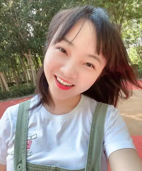 21岁林妙可婴儿肥依旧,与人合影腰间"游泳圈"全程抢镜