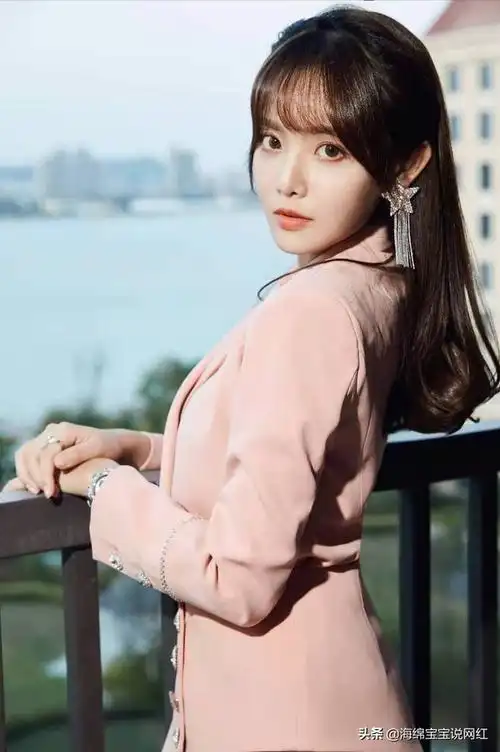 如今的兔子牙前途一片光明,有网友说兔子牙,你明明