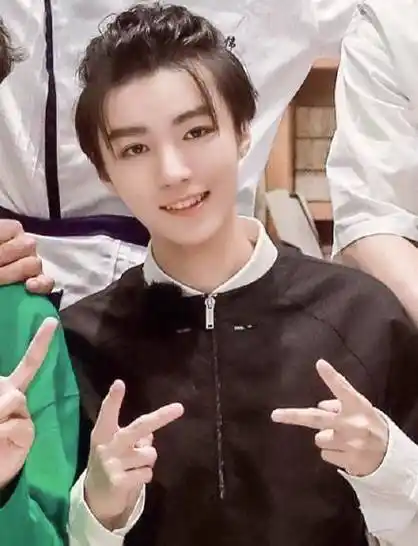 王俊凯父母被说,时代少年团放弃春游,紧追不舍的私生饭太可怕_王源