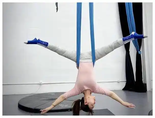 24岁林妙可近照曝光,晒复古写真名媛范儿足,脸上婴儿肥抢镜