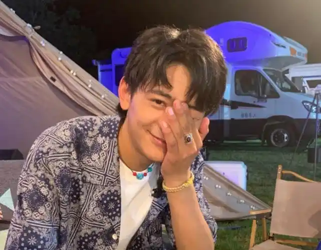 宁静公开晒丁真合照,霸气回应"擦脸"争议:还有谁想要擦脸?