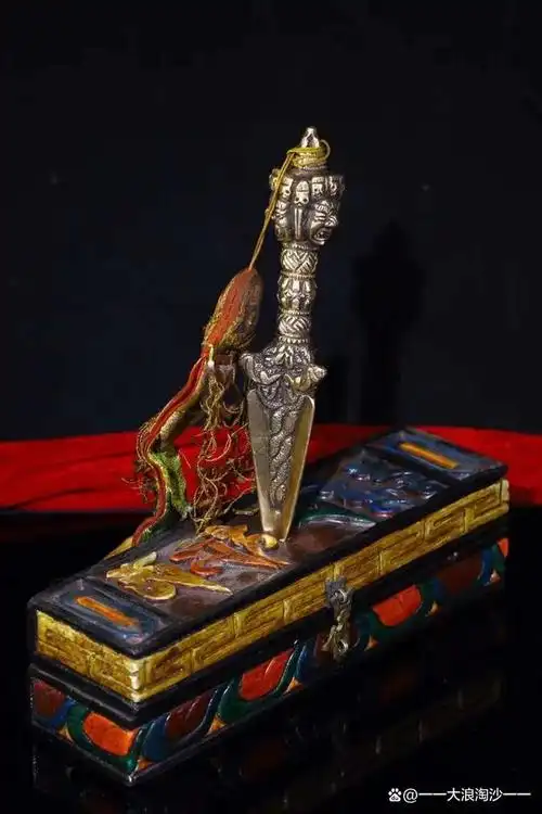 藏语音译普巴杵,又名羯磨杵,是藏传佛教中的一种法器,一端为金刚杵,另