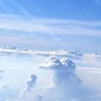 蓝色天空女生头像高清大图点击鼠标右键下载