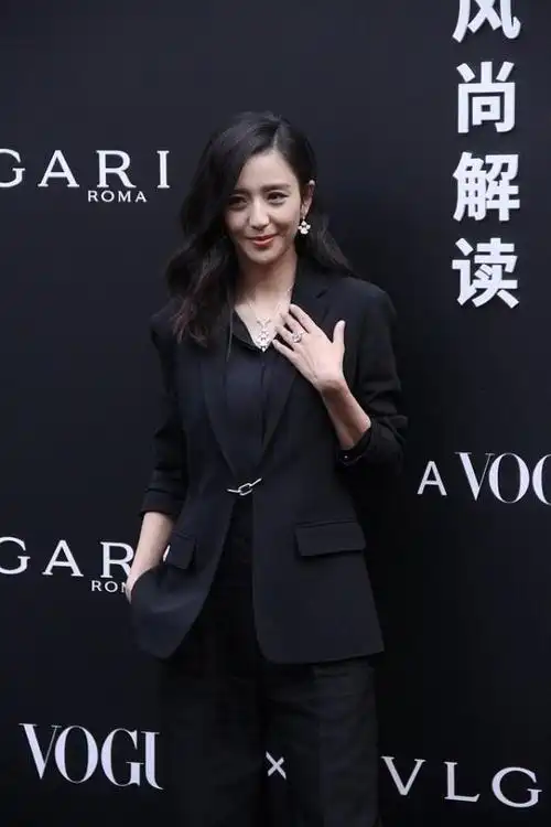 佟丽娅快放弃穿白色的服装吧,一点都不衬肤色,有点显黑|西装|牛仔短裤